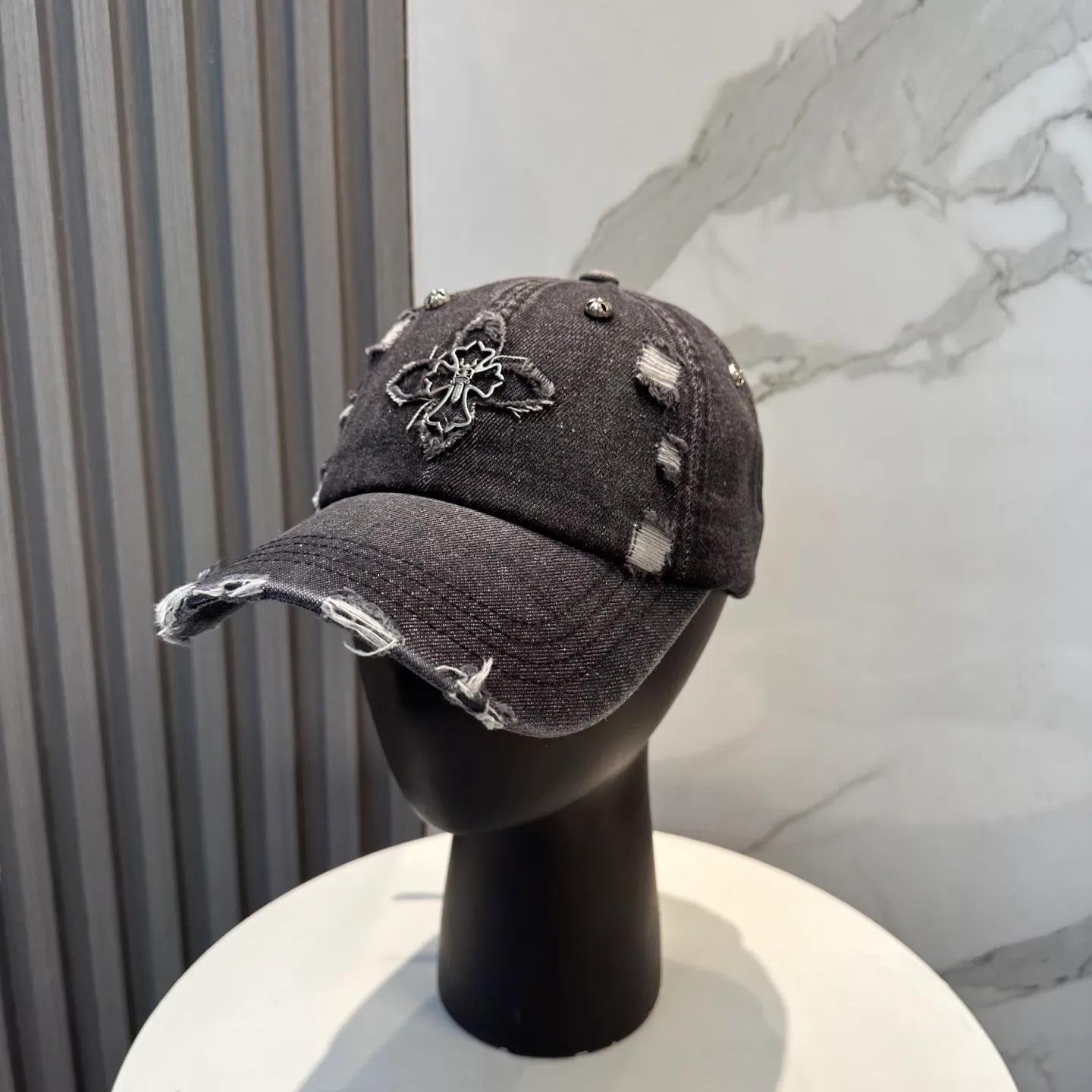 P70 Crow Heart 🆕🆕25 new washed denim baseball cap, personalized fashion classic cross logo, casual with a cool feeling, unisex style, same style for men and women! Very easy to match! Head circumference: 56-58cm is available